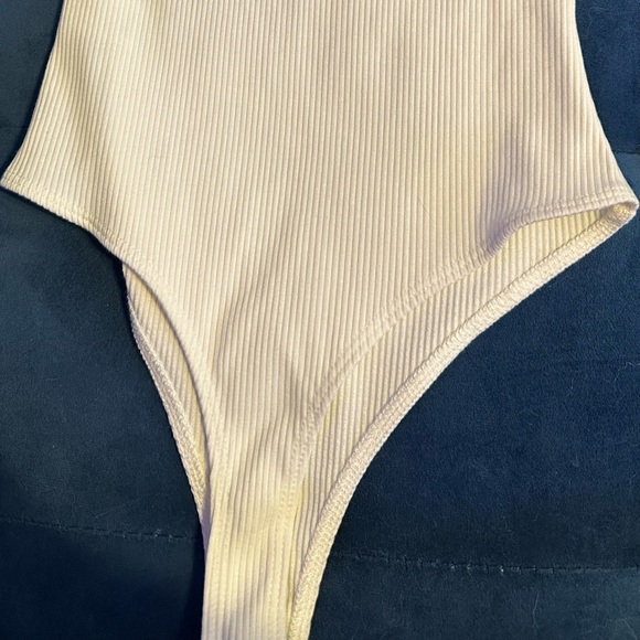 Lulus white v neck ribbed bodysuit. Never worn. Excellent condition - Picture 2 of 2